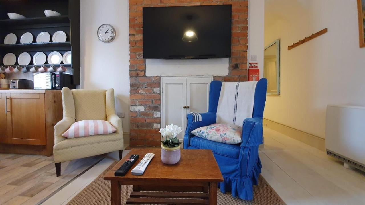 Stylish Town Centre Apartments 네일스워스 외부 사진