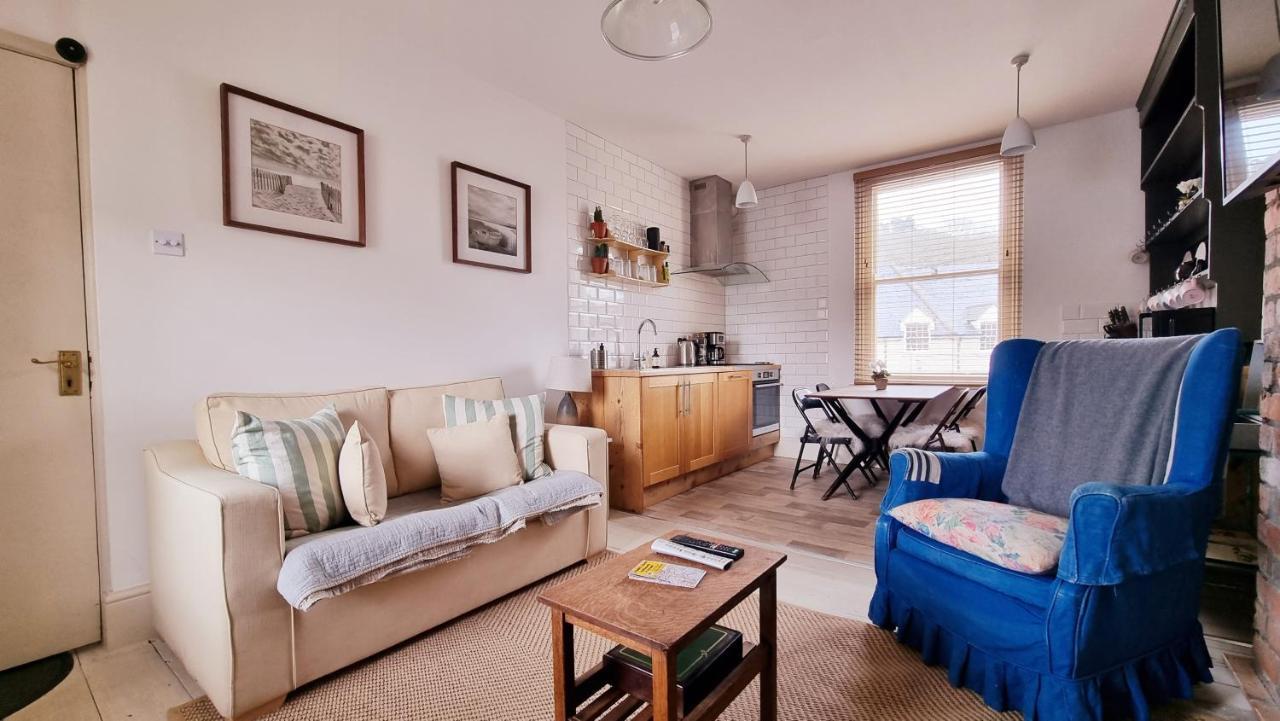 Stylish Town Centre Apartments 네일스워스 외부 사진